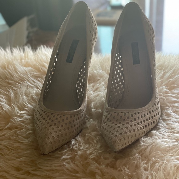 - Louis Vuitton (Preowned) “Eyeline” beige heels with suede mesh finis… - Picture 12 of 13